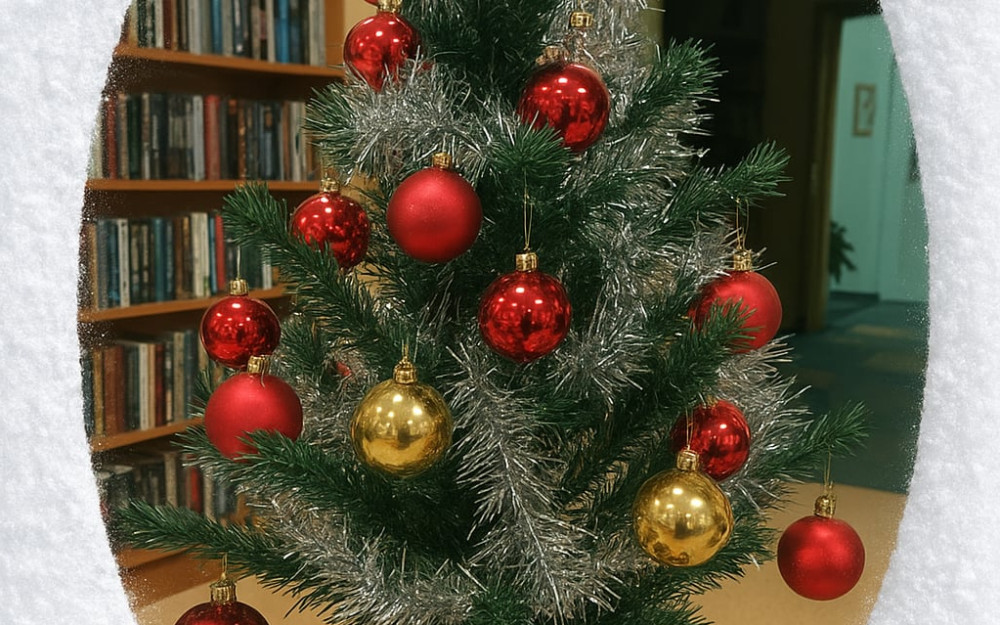 Na zdjęciu choinka, na choince wiszą bombki.