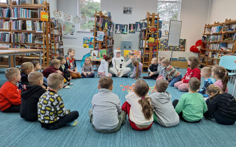 bibliotekarka czyta dzieciom opowiadanie