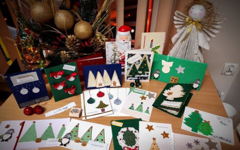 Stolik, na którym poukładane są wykonane przez uczestników kartki świateczne