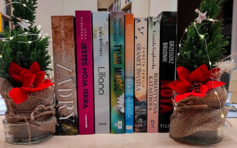 Książki dużej czcionki: Zadry - Aleksandra Klonowska-Szałek, Jesteś moją iskrą - Anna Purowska, Liliana - Sylwia Markiewicz, Tylko miłość - Magdalena Czmochowska, Nieszczęśliwa - Małgorzata Brodzik, Granice światła - Żaneta Pawlik, Romantyczna katastrofa - Urszula Gajdowska, Rota - Grzegorz Brudnik