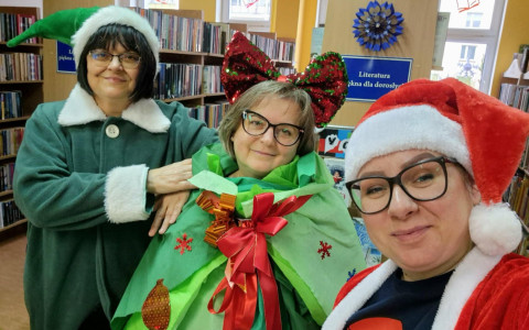 Na zdjęciu bibliotekarki w świątecznej odsłonie. Wiola jako elf, Ewa jako prezent i Gosia w stroju Mikołaja.
