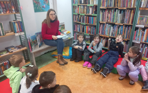 Bibliotekarka rozmawia z przedszkolakami o ich dziadkach