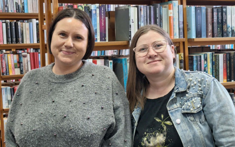zdjęcie przedstawia po lewej stronie nową bibliotekarkę Agnieszkę Drążkiewicz oraz po prawej kierownika filii Martę Tomaszewską