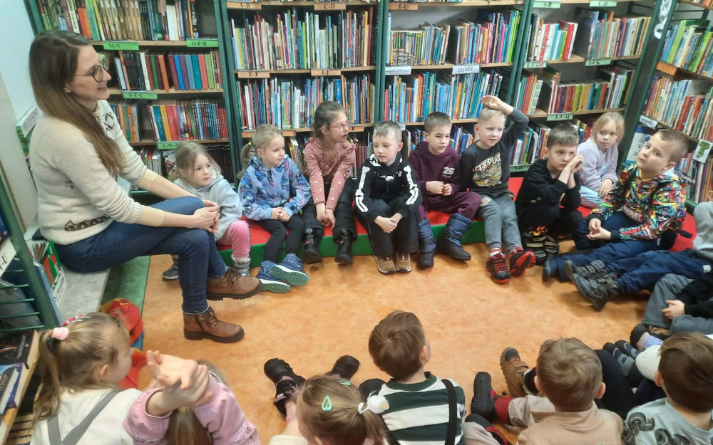 Bibliotekarka rozmawia z dziećmi o ich babciach i dziadkach