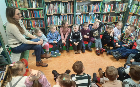 Bibliotekarka rozmawia z dziećmi o ich babciach i dziadkach