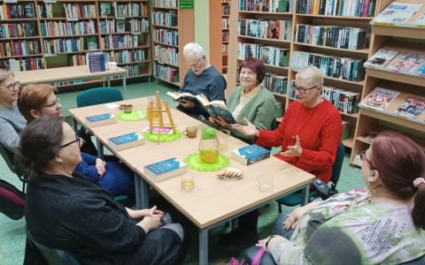 Uczestnicy spotkania rozmawiają o książce Malarz dusz