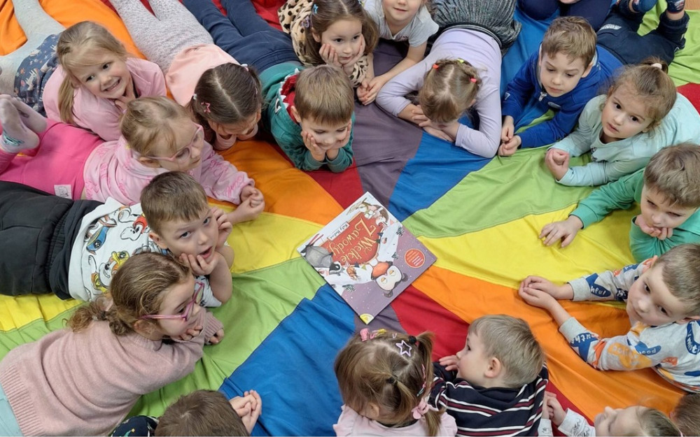 Wielkie zimowe zawody w bibliotece z grupą "Biedronek"
