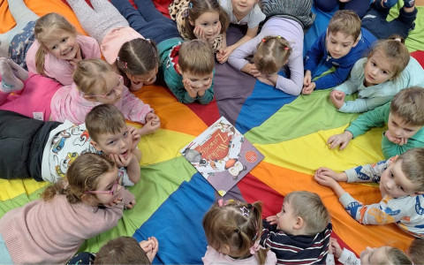 Wielkie zimowe zawody w bibliotece z grupą "Biedronek"