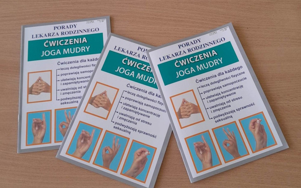 Na zdjęciu książki z ćwiczeniami jogi mudry