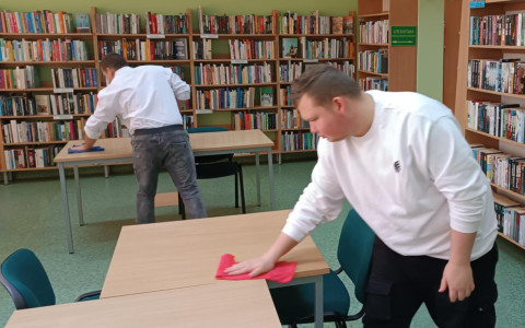 Uczniowie wycierają stoły