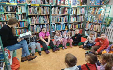 Bibliotekarka czyta dzieciom książkę "Dziadek, piranie i inne historie"