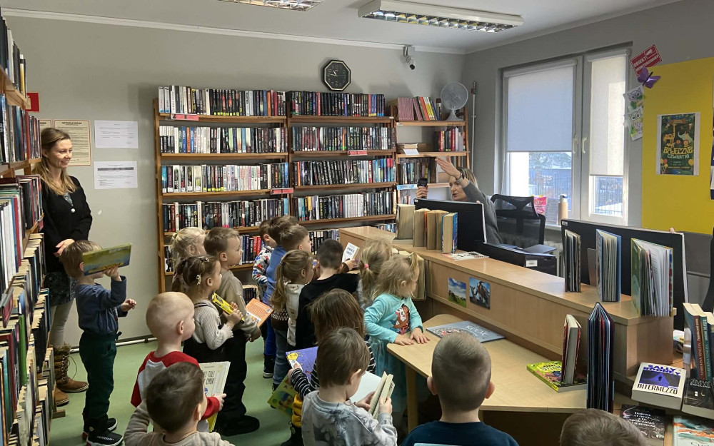 Bibliotekarka opowiada dzieciom o pracy