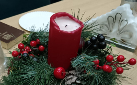 Na zdjęciu czerwona świeczka w stroiku.