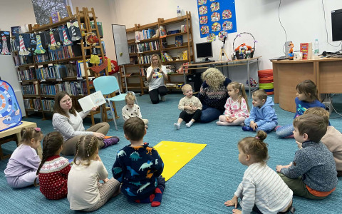 bibliotekarka czyta dzieciom opowiadanie