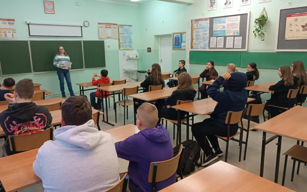 Bibliotekarka rozpoczyna zajęcia na temat Harry'ego Pottera.