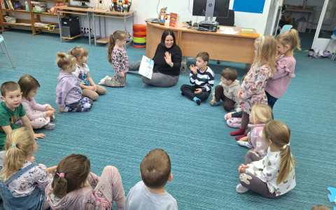 Bibliotekarka czyta dzieciom opowiadania