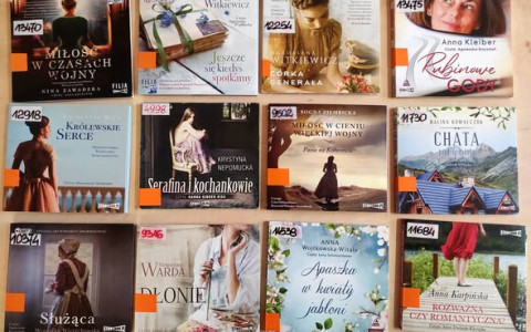 Na zdjeciu płyty cd z audiobookami  m. in. takich autorów powieści obyczajowych jak Nina Zawadzka, Magdalena Witkiewicz, Weronika Wierzchowska czy Anna Karpińska