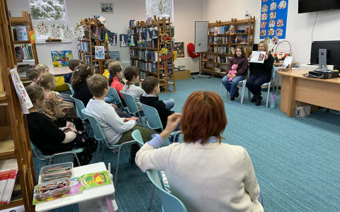 Pani Iza z córką Nikolą prowadzą spotkanie autorskie z uczniami klasy trzeciej