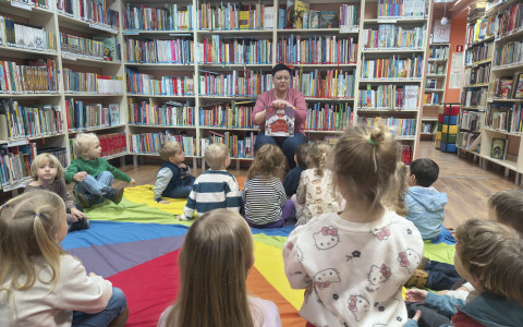 Dzieci słuchają opowiadania K. Hudson "Wielkie zawody"