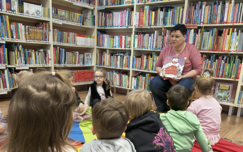 Przedszkolaki słuchają opowiadania Katy Hudson "Wielkie zawody"