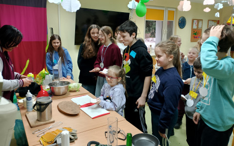 Dzieci uczestniczą w eksperymentach z Pomysłową Fabryką