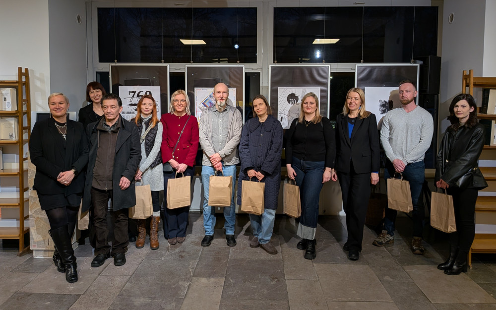 Na fotografii pozują artyści, którzy przygotowali prace na wystawę