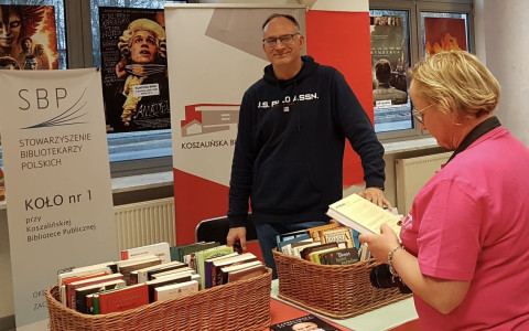 Przewodniczący Koła nr 1 SBP przy stoisku z książkami