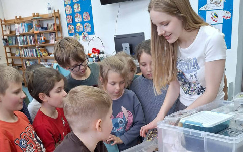 Prowadząca opowiada o gatunkach zwierząt egzotycznych