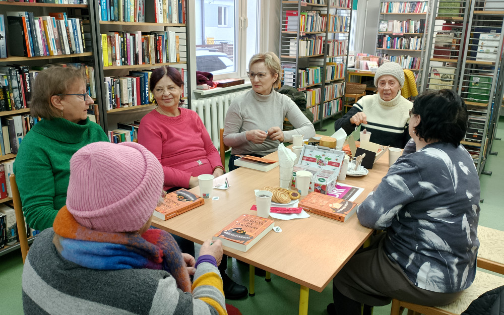 Uczestniczki Dyskusyjnego Klubu Książki wymieniają się opiniami na temat omwainej książki