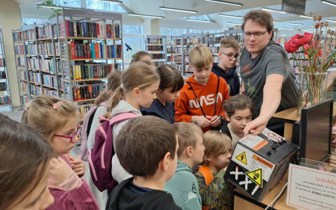 dzieci rozwiązują zagadki przygotowane przez prowadzącego