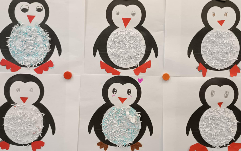 Na zdjęciu pingwiny wykonane przez dzieci.
