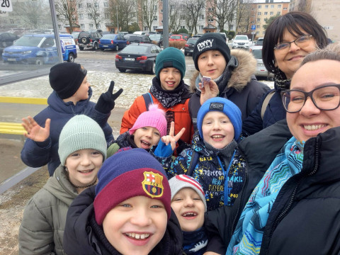 Na zdjęciu przystanek autobusowy i uczestnicy zajęć feryjnych wraz z Wiolą i Gosią, w oczekiwaniu na transport do KBP