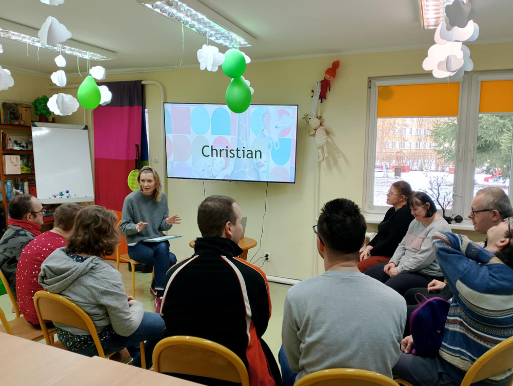 Uczestnicy oglądają prezentację