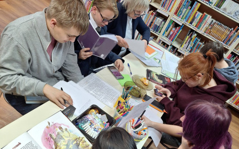 Młodzież pracująca nad wydaniem gazetki....