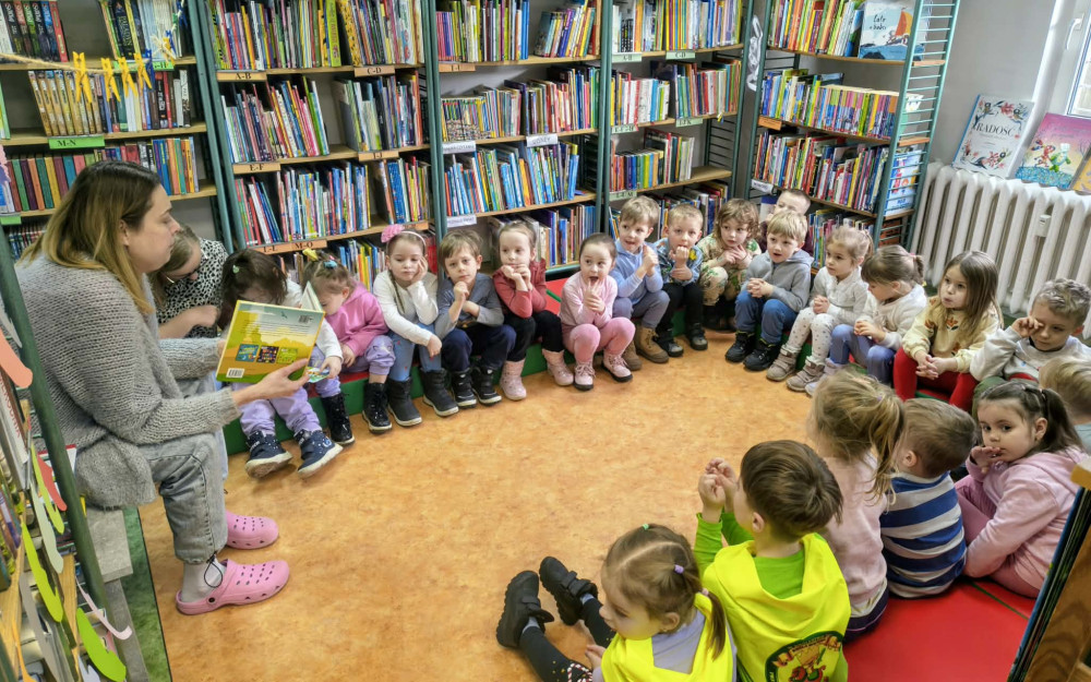 Bibliotekarka z przedszkolakami.