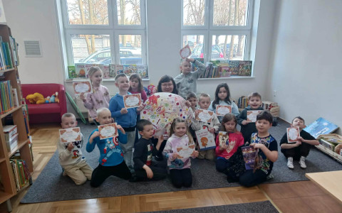 Dzieci trzymają dyplomy Miłośników Pizzy