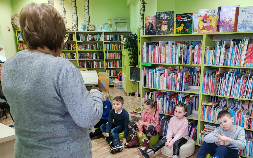 Bibliotekarka opowiada dzieciom o bibliotece