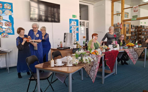 Aktorzy występują na scenie