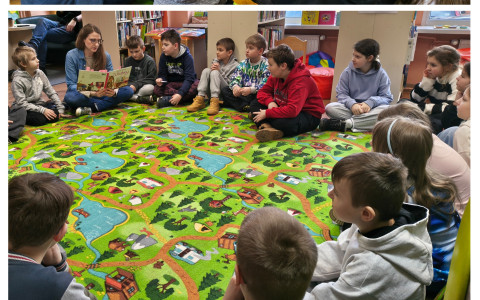 Bibliotekarka czyta książkę Doroty Gellner pt. "Wścibscy".