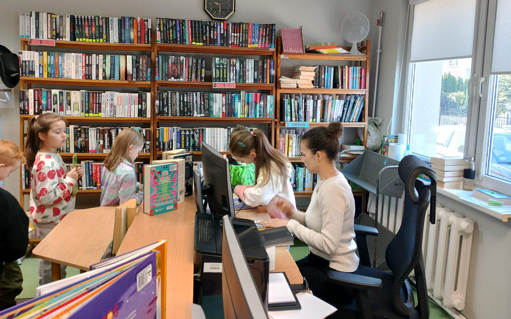 dzieci skanują książeczki