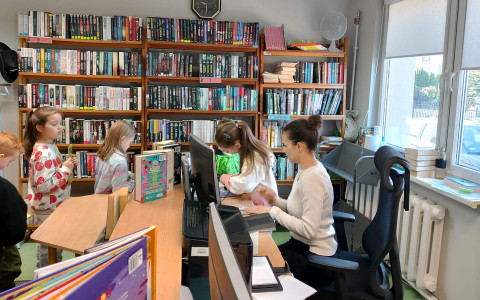 dzieci skanują książeczki