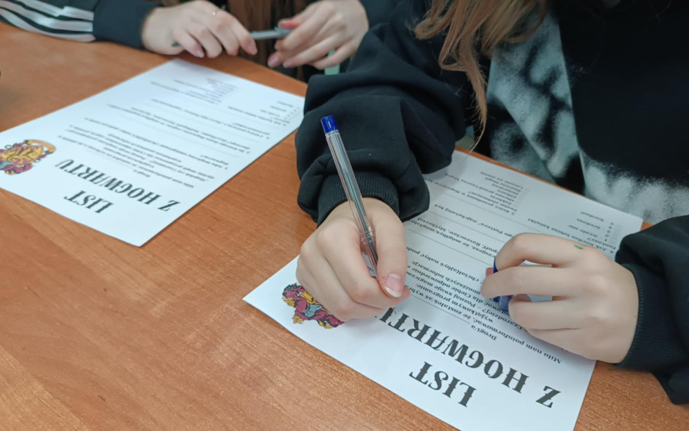 Uczniowie wypełniają List z Hogwartu