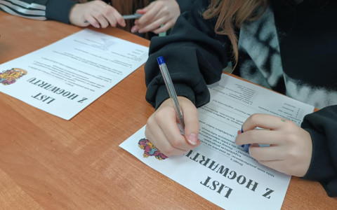 Uczniowie wypełniają List z Hogwartu