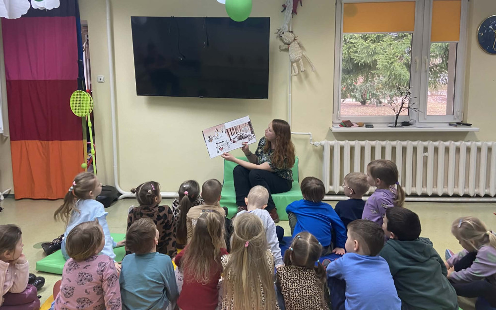 Bibliotekarka czyta książkę dzieciom