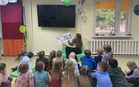 Bibliotekarka czyta książkę dzieciom
