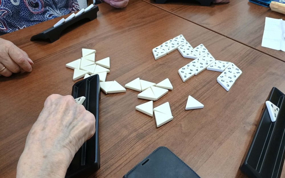 Gra triominos na stole w bibliotece.