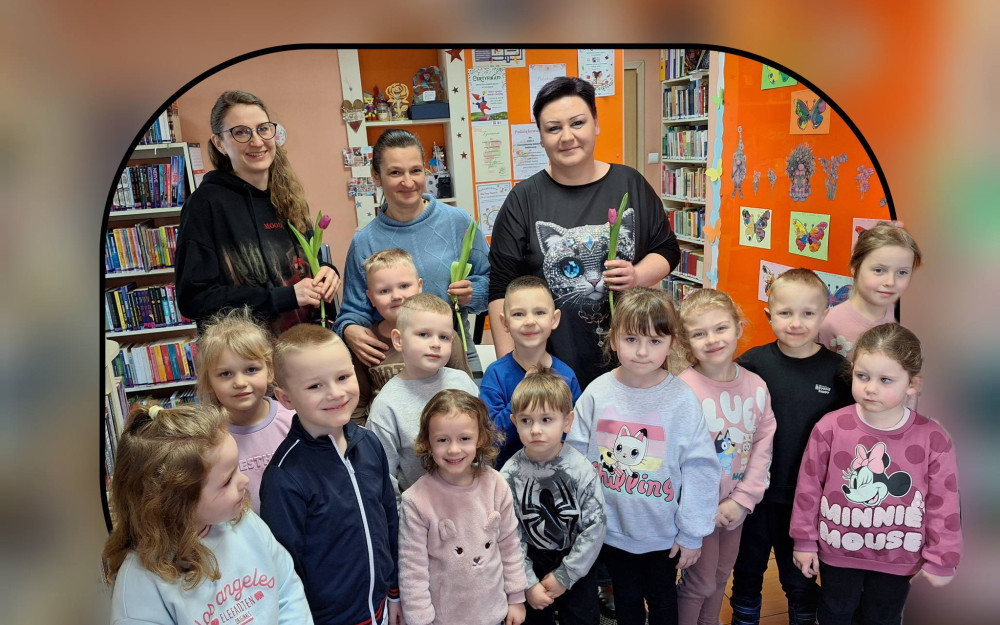 Z okazji "Dnia Kobiet" przedszkolaki wręczyły symboliczne tulipany dla pracowników naszej biblioteki.