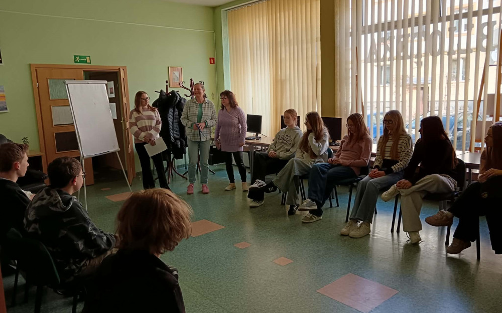 Bibliotekarki rozpoczynają spotkanie.