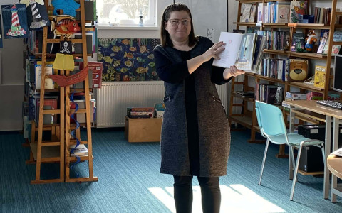 bibliotekarka czyta osadzonym opowiadanie o szczęściu i pechu