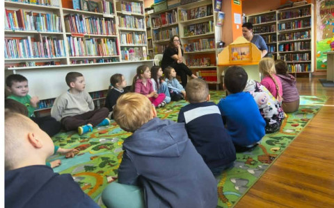 Uczniowie słuchają opowiadania o magicznym syropie.